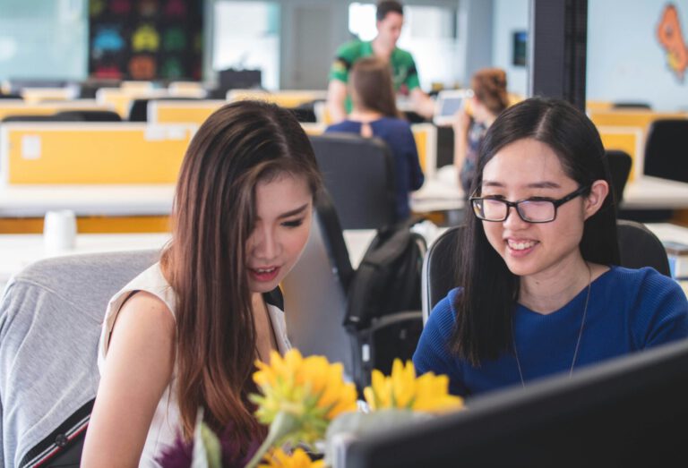 Zwei vietnamesische Fachkräfte arbeiten gemeinsam in einem modernen Büro – vinlora verbindet Unternehmen mit talentierten Fachkräften aus Vietnam.