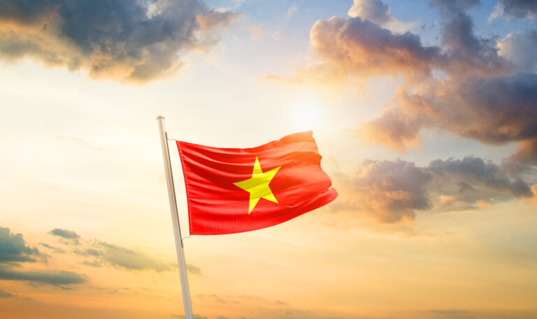 Die vietnamesische Flagge weht im Wind – Symbol für vinlora und die Verbindung zu Fachkräften aus Vietnam.