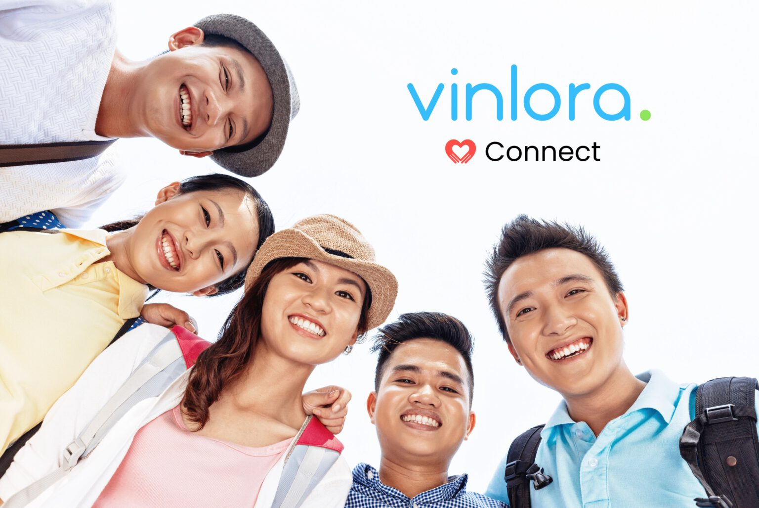Lachende vietnamesische Jugendliche blicken gemeinsam in die Kamera, aufgenommen aus der Froschperspektive, mit dem Logo von vinlora Connect im Bild.